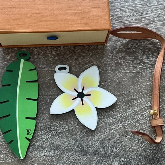 Louis Vuitton Rare “By the Pool” Bag Charm. Come with dust bag & box. - Picture 3 of 5